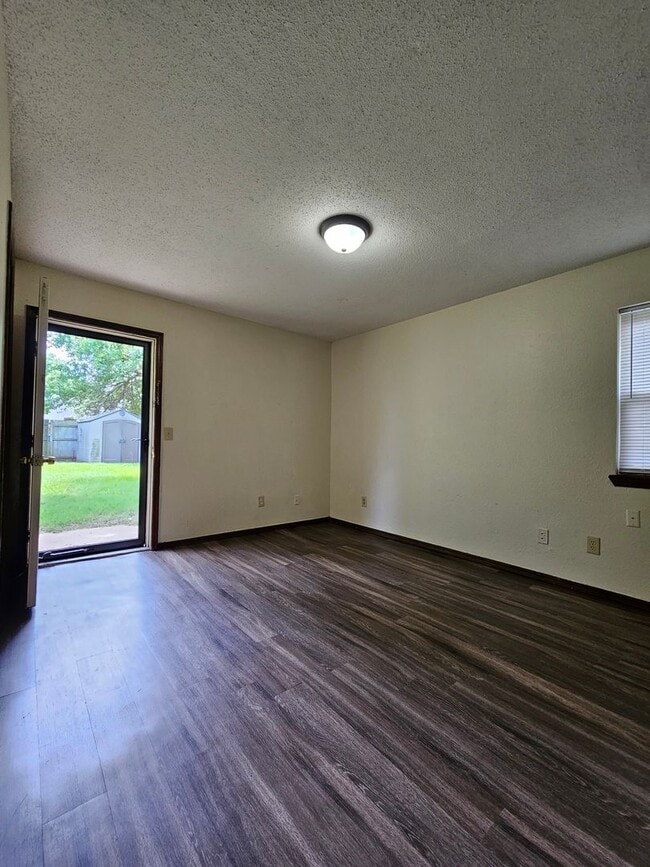 Building Photo - (2) Bed/(1) Bath Duplex in SE Norman Avail...