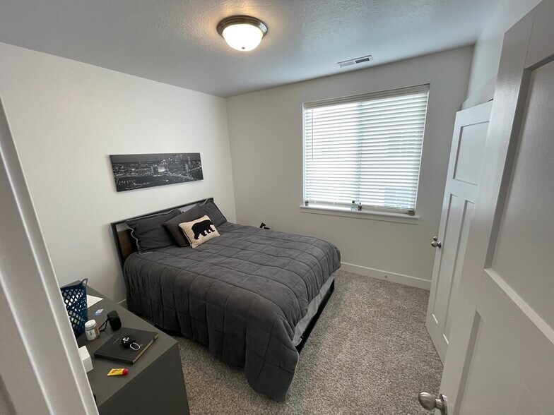Private Bedroom - 347 W 785 N