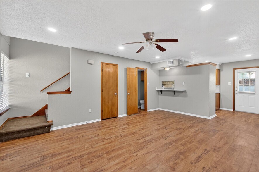 Building Photo - 305 Cambridge Dr