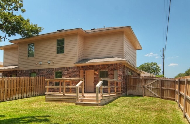 Building Photo - Immediate Move in! HUGE 3/3 duplex just Mi...