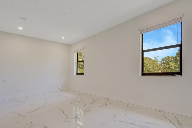 Building Photo - 400 Bella Sol Way