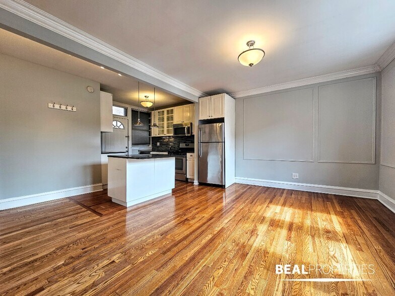 Building Photo - 548 W Surf St