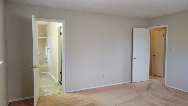 Building Photo - 4 Bed 2.5 Bath with A/C - Available Now!