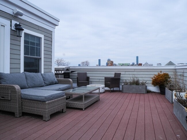 Building Photo - 161 Tudor St