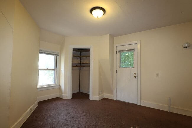 Building Photo - Great Four-Bedroom-Plus-Den House in Vilas...