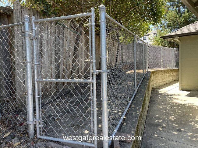 Building Photo - 786 El Paseo Dr