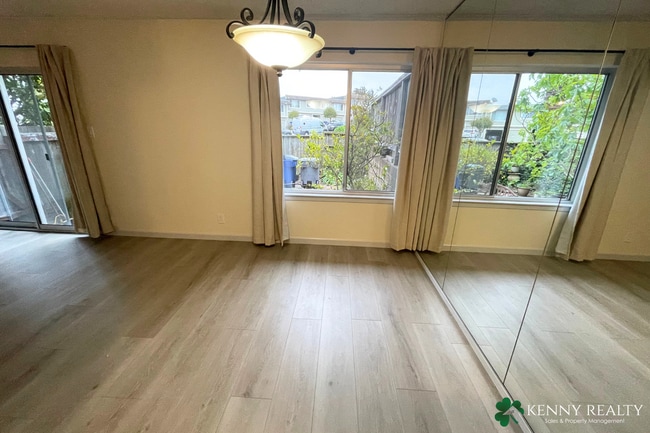 Building Photo - Updated 3 Bedroom Condo in South San Francisco