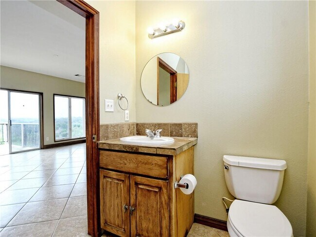 Building Photo - 605 Echo Dr