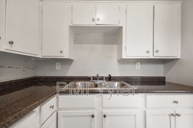 Building Photo - 1806 W Oakwood St