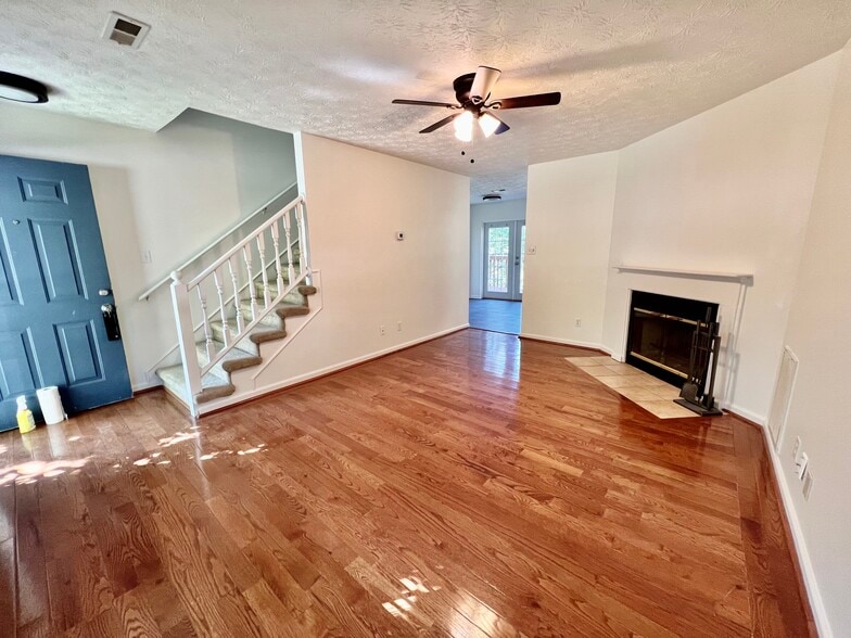 Building Photo - 717 Shady Springs Ln