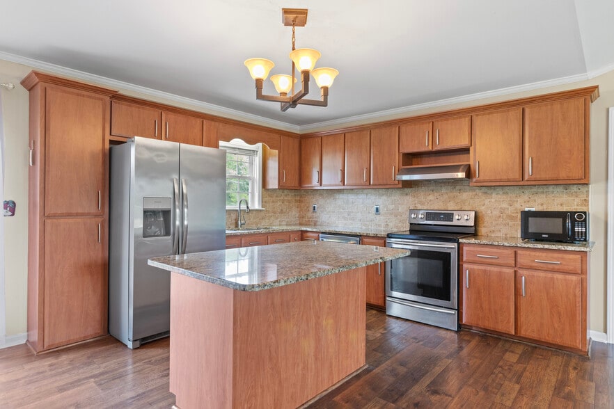 Kitchen - 400 Kant Pl