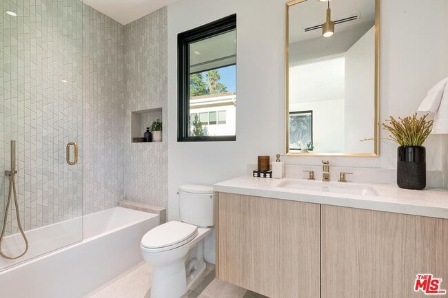 Building Photo - 16879 Mooncrest Dr