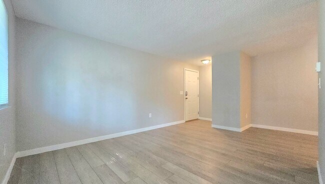 Building Photo - 2 Bedroom Unit Available Now in Gold Bar -...