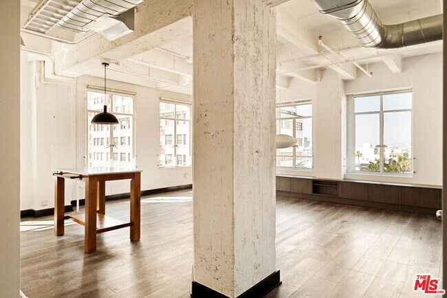 Building Photo - 6253 Hollywood Blvd