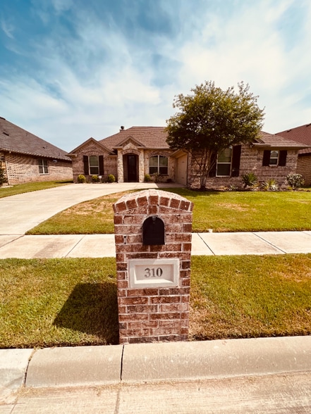 Building Photo - 310 Oar Wood Dr