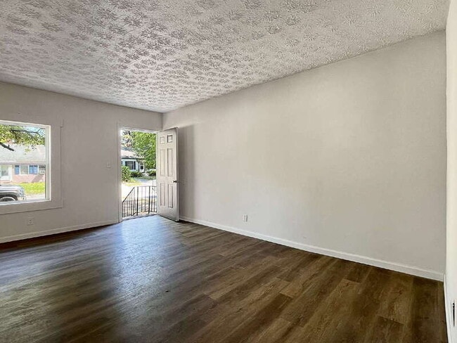 Building Photo - 1121 E 53rd St