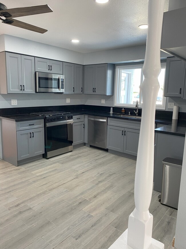 Building Photo - 9211 Vernon Ave