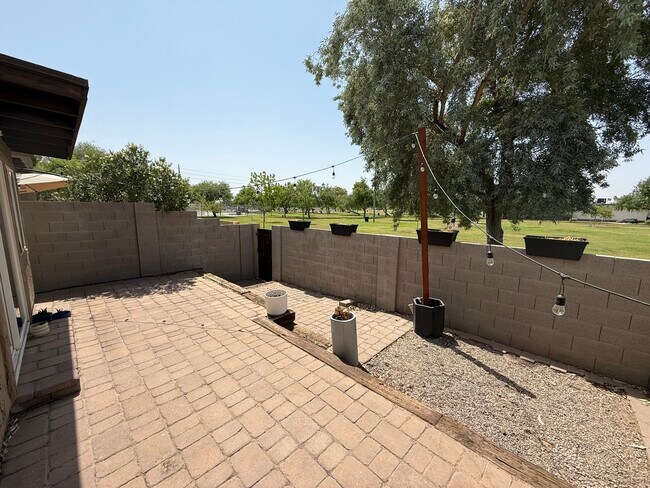 Building Photo - 1231 E Bluebell Ln