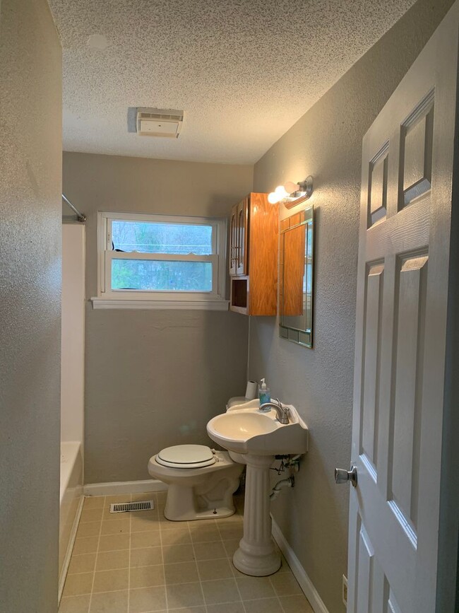 Building Photo - 3 Bedroom Home in Hixson