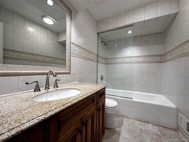 Building Photo - 1090 Bayhead Dr