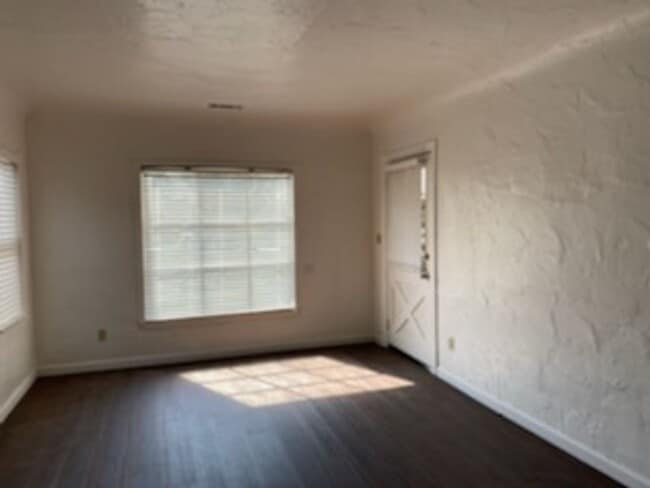 Building Photo - Adorable 2 Bedrooms and 1 bathroom home with large backyard
