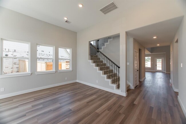 Building Photo - 2016 Woodland Park Ct
