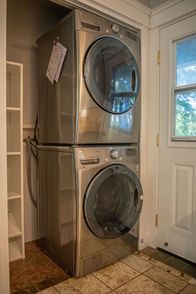 Building Photo - Furnished 3 bd. 2 ba. Makawao cottage on gated estate. Available May 1st for 1 yr. lease