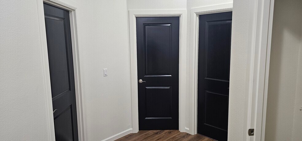 halway bedrooms 3&4 bathroom - 9610 NE 102nd St