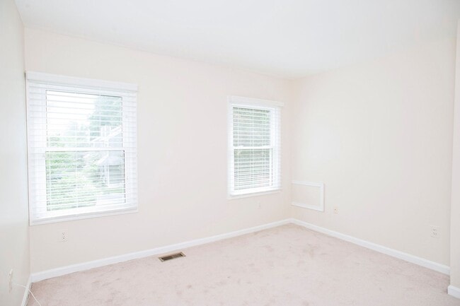 Building Photo - Coming Soon! 2 bed 2 1/2 bath townhouse in...