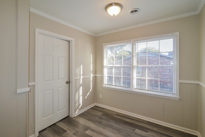 Building Photo - 553 E Moye Dr