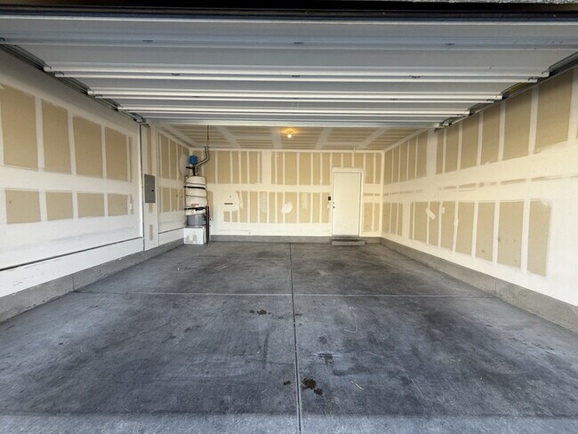 Building Photo - GATED 3 BED 3 BATH 2 CAR GARAGE TOWNHOUSE W/ BED AND BATH DOWNSTAIRS + LOFT & YARD. COMMUNITY FEA...