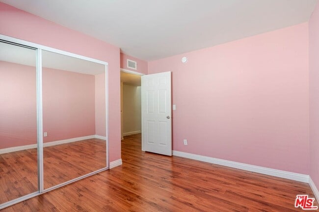 Building Photo - 13959 Victory Blvd