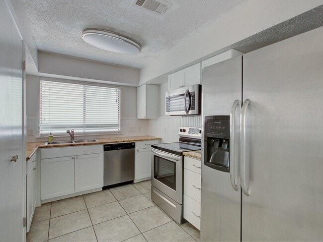 Building Photo - 8402 Tallwood Dr