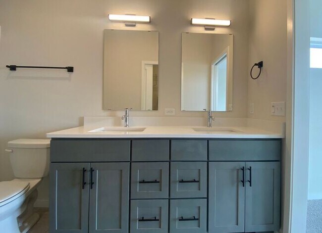 Building Photo - $2,275 | 3 Bedroom, 2.5 Bathroom Town Home | Pet Friendly | Sublease* | Available for August 1st,...