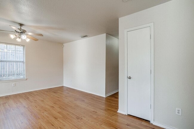 Building Photo - Half of Duplex Ready for New Tenants- 3 Bed, 2 Bath- Near the Historic Stockyards- 76164