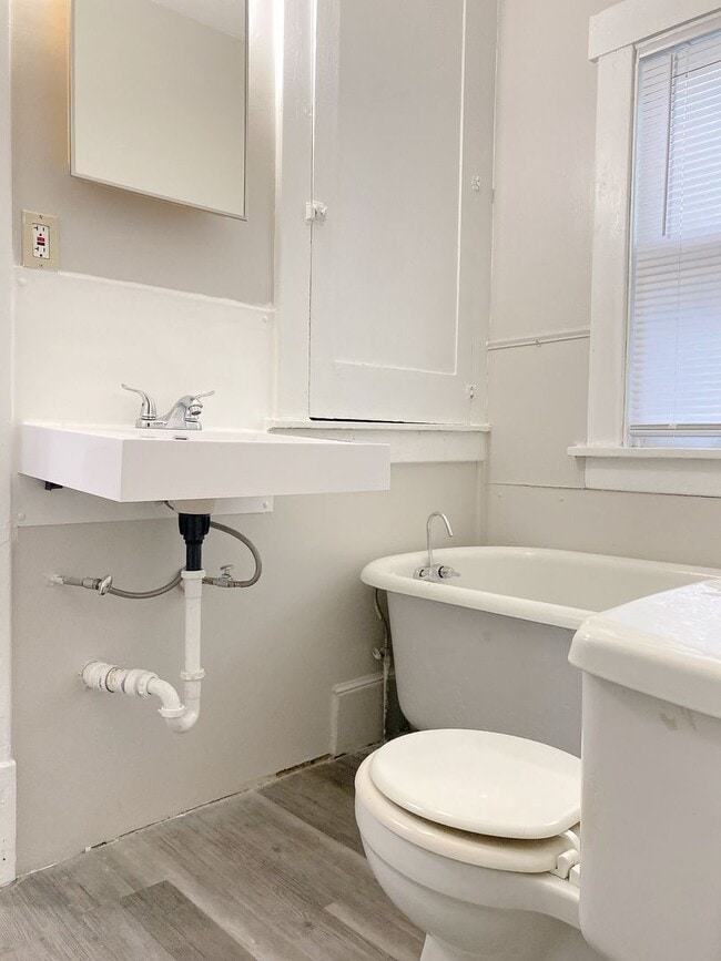 Building Photo - 1/2 OFF FIRST MONTH'S RENT SPECIAL On Upda...