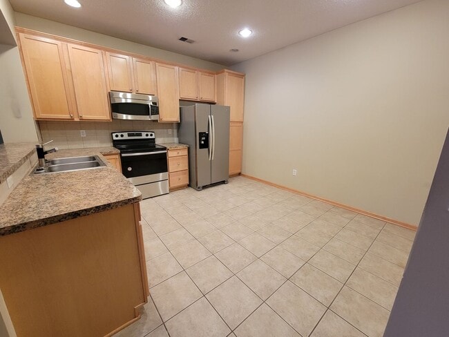 Building Photo - Lovely 2 Bed / 2 Bath TH w/ Heated Underground Parking in Plymouth!
