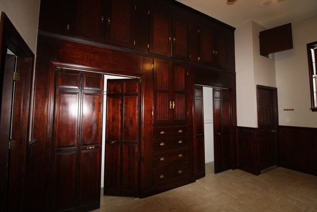 Building Photo - 900 Race Track Rd