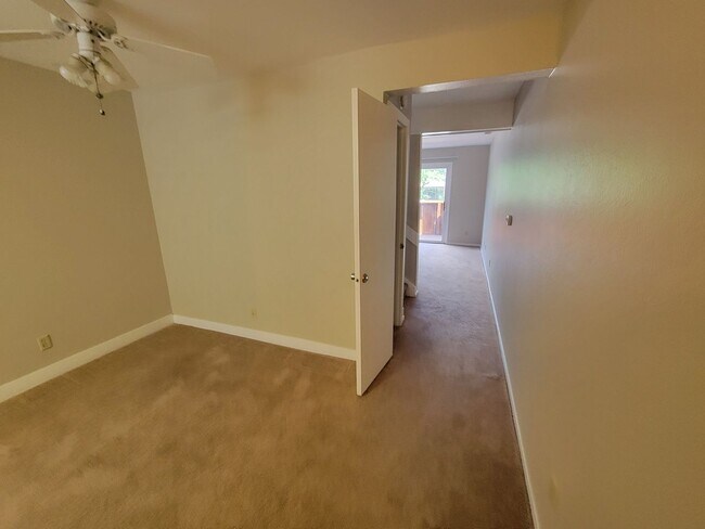 Building Photo - 2 Bedroom, 1 Bathroom Condo located in Max...