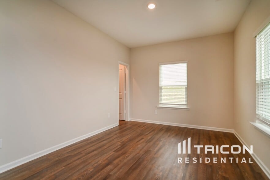 Building Photo - 966 Minden Terrace