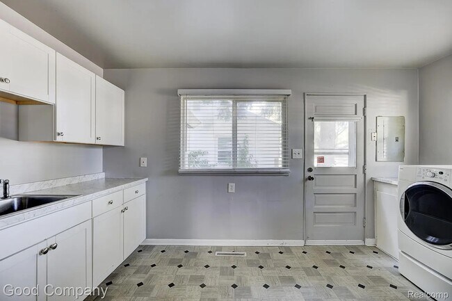 Building Photo - 10631 Saratoga St