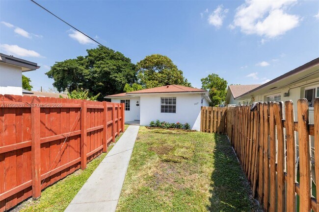 Building Photo - 3027 SW 24th St