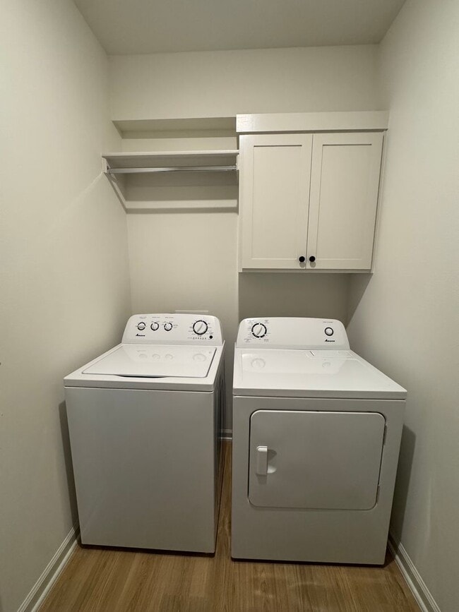 Building Photo - 3 Bed | 2 Bath Luxury Duplex | Move-in pro...