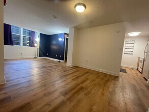 Building Photo - Reduced! Impeccably Maintained, Move-in Re...