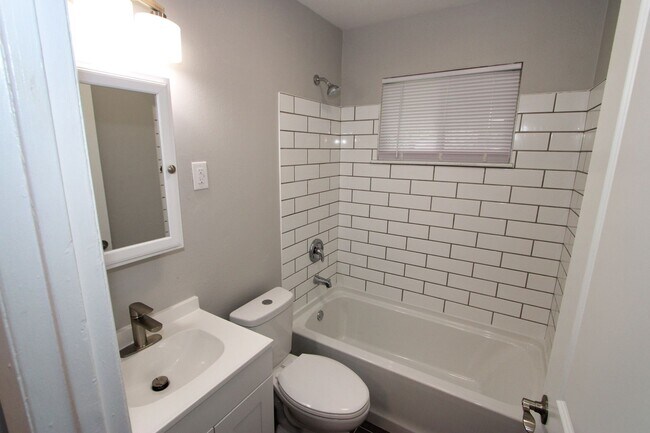 Building Photo - 4 bedroom 1 bathroom SF House