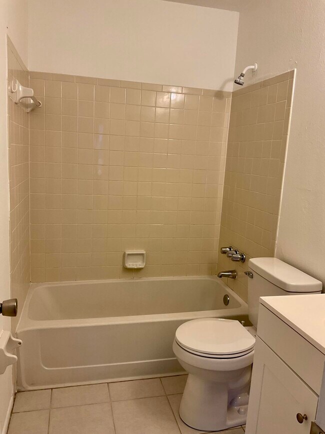 Building Photo - 680 SW Veronica Ave