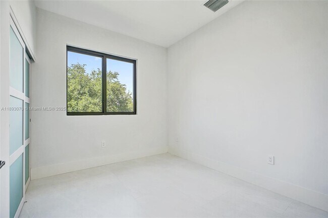 Building Photo - 121 NE 118th St