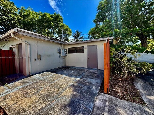 Building Photo - 1 bedroom in Dania FL 33004