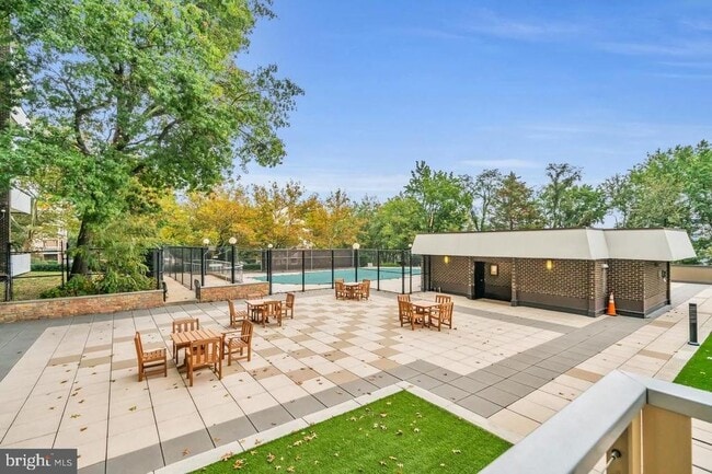 Building Photo - 250 S Reynolds St