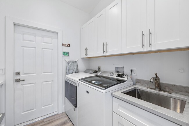Building Photo - 905 Sandy Oaks Dr